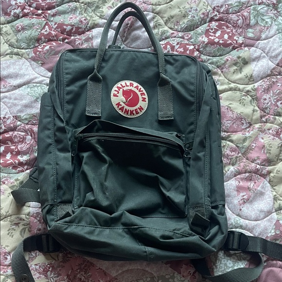 Fjallraven Kånken Forest Green Backpack - Picture 1 of 2